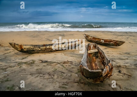 Tradizionali di pesca in legno piroghe sulla spiaggia, Madagascar Foto Stock