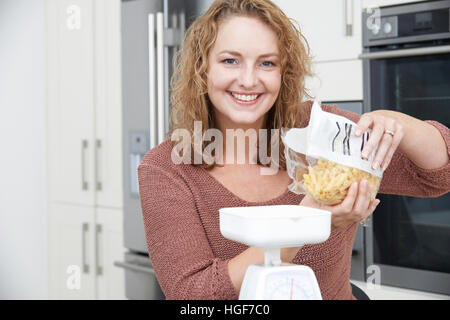 Taglie donna sulla dieta di peso la pasta per il pranzo Foto Stock