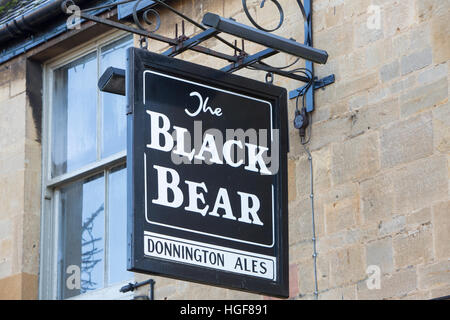 Black Bear public house vendita di Donnington ales in inglese regione di Cotswolds Foto Stock
