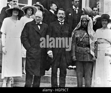 Winston Churchill alla Government House, Gerusalemme, con l'emiro Abdullah di Giordania e Sir Herbert Samuel. Il 28 marzo 1921. Foto Stock