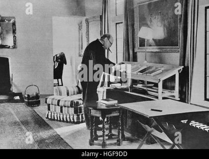 Winston Churchill lavora nel suo studio a Chartwell. Febbraio 1939 Foto Stock