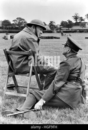 Winston Churchill visita una batteria antiaerea in Kent.Talking con Generale Sir Frederick pile (comando GOC Anti-Aircraft) giugno 1944 Foto Stock