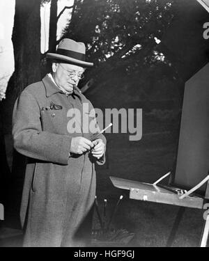 Winston Churchill lavora su un dipinto con spazzole, cavalletto e attrezzature di pittura. Chartwell 1946 Foto Stock