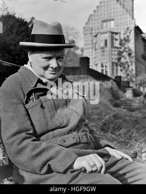 Churchill in tuta sirena fuori dalla sua casa di campagna, Chartwell, Kent. 1950 Foto Stock