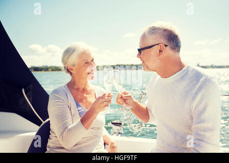 Coppia senior tintinnanti bicchieri in barca o yacht Foto Stock