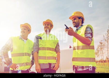 Felice costruttori maschio nel gilet con walkie-talkie Foto Stock