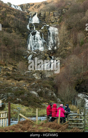 Santo Stefano: Dicembre 26 2016: Escursionisti che consumano un pranzo al sacco presso le cascate Pistyll Rhyd y Meinciau sul fiume Eiddew e il Rhiwargor Trail, Lake Vyrnwy, Powys Wales UK Foto Stock