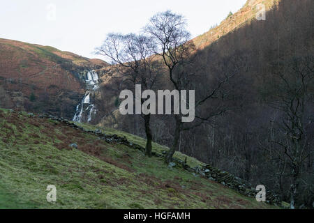Boxing Day: 26 dicembre 2016: Pistyll Rhyd y Meinciau cascate sul fiume Eiddew e il sentiero Rhiwargor, Lake Vyrnwy, Powys Wales UK Foto Stock