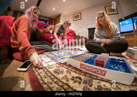 Xmas Entertainment: una madre e i suoi due cresciuti figlie riproduzione di monopolio sul giorno di Natale sera, Regno Unito 2016 Foto Stock