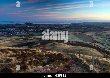 Edimburgo e Arthur' Seat da Caerketton, Pentland Hills, Pentland Hills Regional Park, Lothian Foto Stock