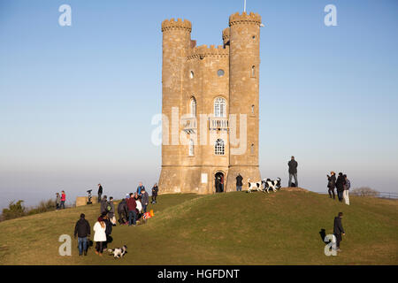 65 piedi alto Broadway Tower su un giorno inverni in Cotswolds, Worcestershire,l'Inghilterra, la torre fu edificata nel XVIII secolo. Foto Stock