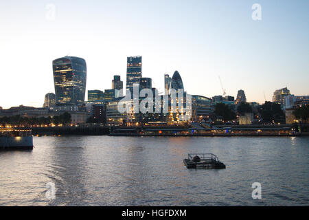 Il fiume Tamigi ed edifici aziendali a Londra Foto Stock