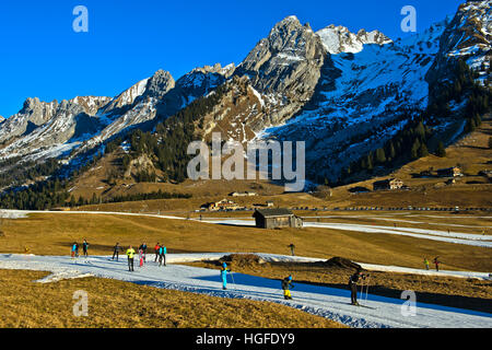 I fondisti su improvvisato piste per sci da fondo, Espace Nordique des Confins, La Clusaz, Francia Foto Stock