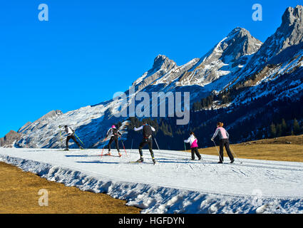 I fondisti su improvvisato piste per sci da fondo, Espace Nordique des Confins, La Clusaz, Francia Foto Stock