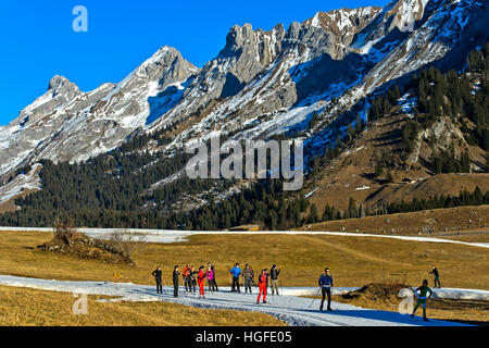 I fondisti su improvvisato piste per sci da fondo, Espace Nordique des Confins, La Clusaz, Francia Foto Stock