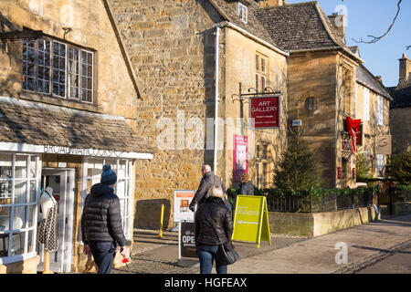 Broadway villaggio su un soleggiato inverni giorno, popolare villaggio per il turismo in inglese il Cotswolds,Inghilterra Foto Stock