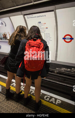 Oltre 100 londinesi ha preso parte il nel 2017 Senza pantaloni in metropolitana sulla metropolitana di Londra. Questo evento annuale, il 8th, originato in New York come Senza pantaloni di metropolitana. I partecipanti percorsa in loro indumenti intimi. Questo anno un manichino sfida era incluso il quale ha preso parte dell'atrio della stazione di King Cross. Foto Stock