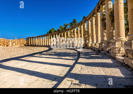 Oval Plaza 160 colonne ioniche antica città romana Jerash Giordania. Jerash è arrivato al potere 300 A.C. al 100 D.C. ed è stata una città attraverso 600 DC. Non conquistata unt Foto Stock