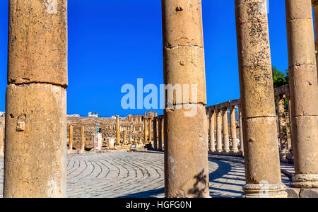 Oval Plaza 160 colonne ioniche antica città romana Jerash Giordania. Jerash è arrivato al potere 300 A.C. al 100 D.C. ed è stata una città attraverso 600 DC. Foto Stock