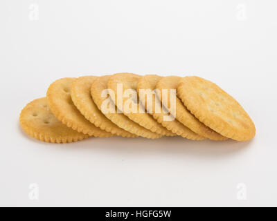Round Crackers di una riga isolata su bianco Foto Stock