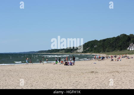Una giornata estiva sulla spiaggia sabbiosa del lago Michigan all'Holland State Park di Ottawa Beach, Michigan, Stati Uniti. Foto Stock