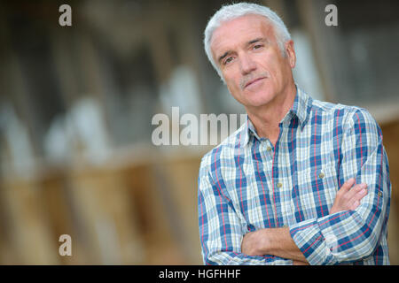 Pensionato facendo una posa Foto Stock