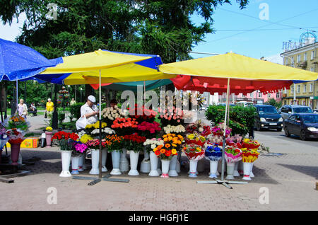 Pressione di stallo di fiori sulla strada nella città di Irkutsk Foto Stock