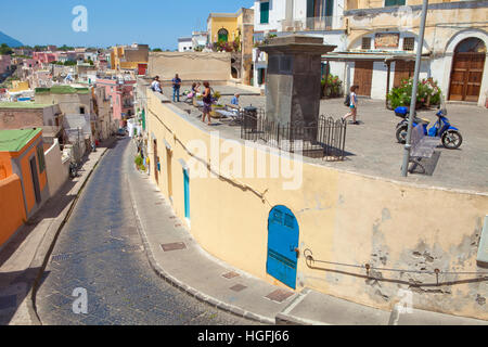 L'Italia, il Golfo di Napoli, Isola di Procida - Piazzetta. Foto Stock