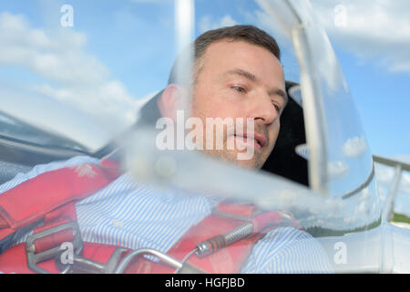 Il co-pilota guardando fuori dalla cabina di pilotaggio mid-flight Foto Stock