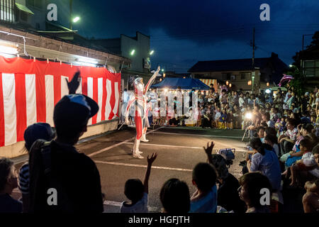 Ultraman esegue per bambini durante un festival estivo in Shiozawa, Niigata, Giappone Foto Stock