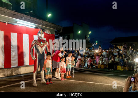 Ultraman esegue per bambini durante un festival estivo in Shiozawa, Niigata, Giappone Foto Stock