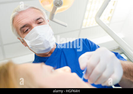 Dentista usando un raschietto Foto Stock