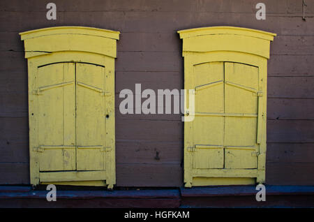 Il vecchio stile della finestra di irkutsk Foto Stock
