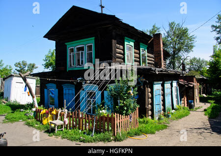 Più di cento anni casa può essere visto a Irkutsk Foto Stock