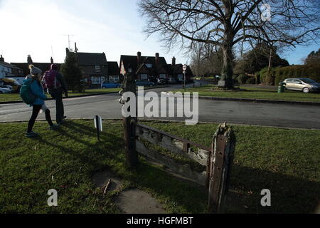 Due escursionisti dalle scorte in Aldbury,Hertfordshire. Foto Stock