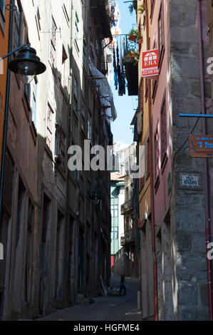 Il Portogallo, Europw: dettagli di strade e vicoli del porto con la vista dei palazzi della città vecchia Foto Stock