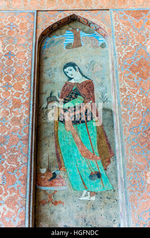 La pittura di Persico donna in Safavid grand palace Ali Qapu situato a Naqsh e JAHAN Piazza a Isfahan in Iran Foto Stock