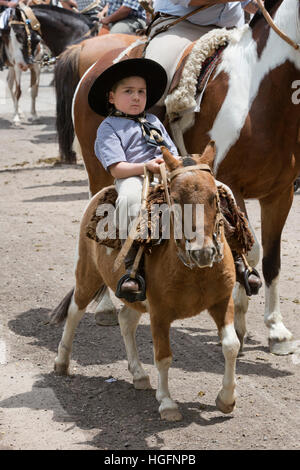 Giovani gaucho al gaucho parata del giorno della tradizione, San Antonio de Areco, La Pampa Argentina, Sud America Foto Stock