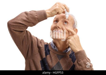 Uomo maturo applicando gocce oculari isolati su sfondo bianco Foto Stock