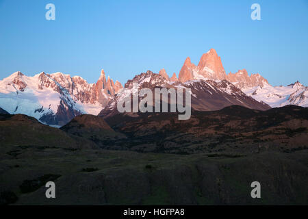 Vista del Monte Fitz Roy e Cerro Torre a sunrise dal Mirador de los Condores, El Chalten, Patagonia, Argentina, Sud America
