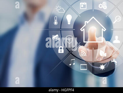Circolare interfaccia futuristico di smart home automation assistant su uno schermo virtuale e un utente toccando un pulsante Foto Stock
