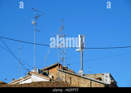 Antenna televisiva sul tetto con cielo blu Foto Stock