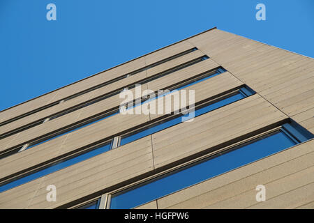 Finestre di un edificio abbandonato con prospettiva sfocata Foto Stock
