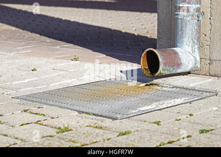 Pioggia di gronda acqua di scarico lontano da un tetto. Foto Stock