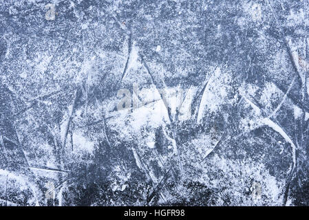 Sfondo di ghiaccio con segni di pattinaggio e hockey e pattinaggio su ghiaccio piano, sport invernali Foto Stock