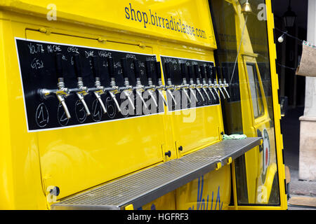 Kiev, Ucraina - 15 Maggio: barista si versa la birra nel bicchiere di plastica durante la Street Food Festival su , 2016. Birreria Staropramen è stata fondata in Praque nel 1869. La seconda più grande in Repubblica Ceca Foto Stock