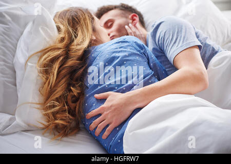 Donna tenta di riattivare l'uomo da baciare Foto Stock