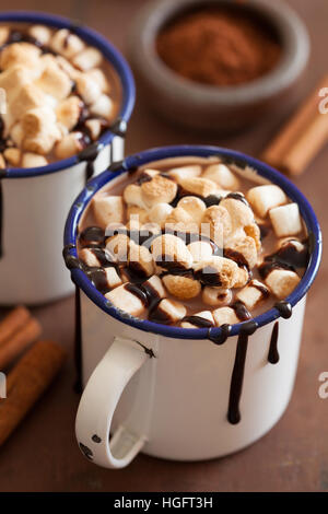 S'more cioccolata calda mini marshmallows cannella bevanda invernale Foto Stock