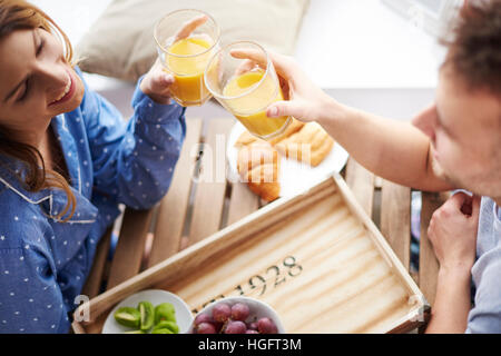 Coppia giovane avente una sana prima colazione Foto Stock