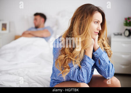 Giovane ha due diversi mood questa mattina Foto Stock